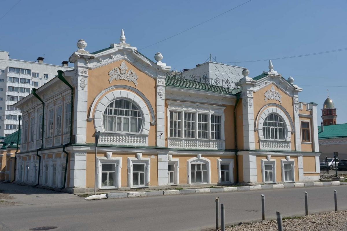 Янгузаровтар көпестер үйі