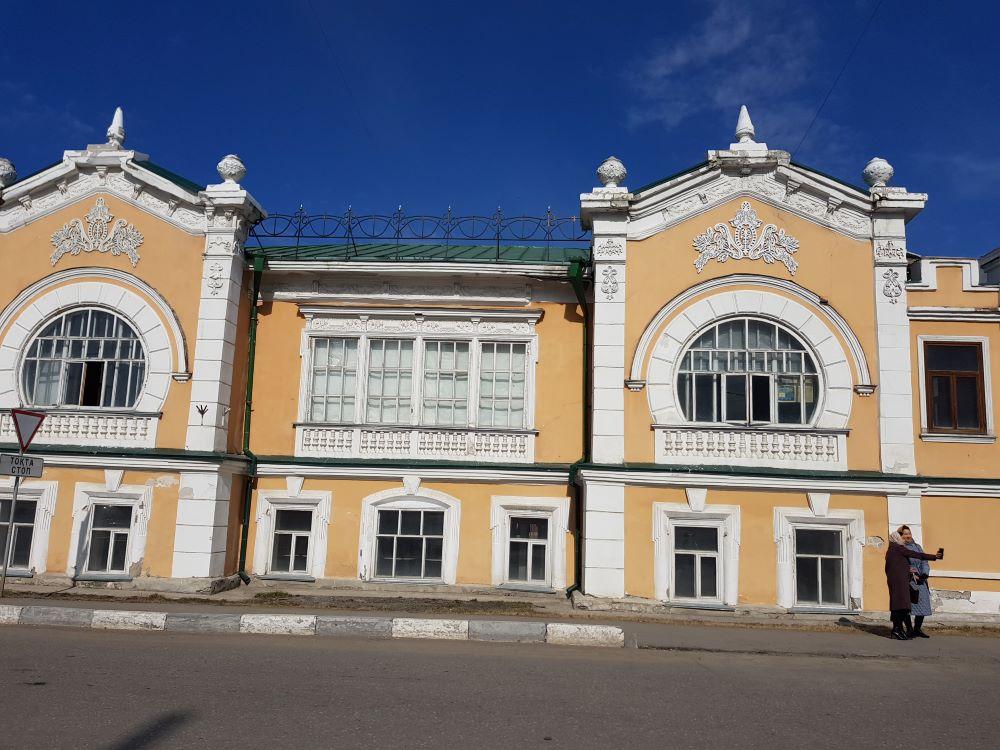 Янгузаровтар көпестер үйі
