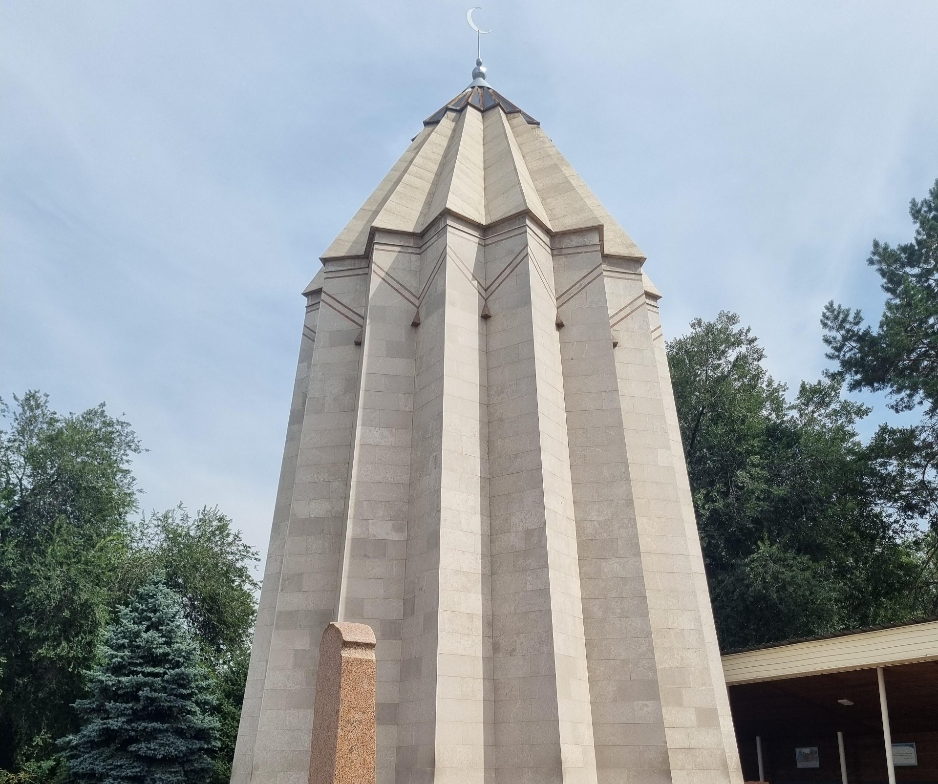 Райымбек батыр кесенесі