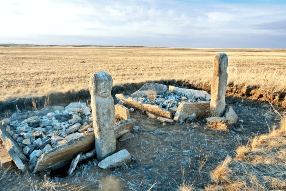 Құмай ғибадатханасы, Қос батыр ескерткіш